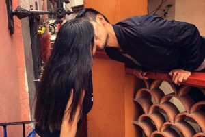 Meksika'da kırmızı merdivende öpüşmek için sıra bekliyor