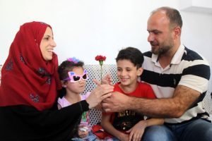 Elinde &ccedil;i&ccedil;ek 7 g&uuml;n ailesini beklemişti, yaşadıklarını anlattı