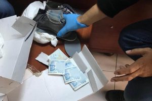 Ayakkabı i&ccedil;erisinden 50 adet sahte 100 lira &ccedil;ıktı