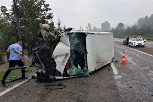 Duvara &ccedil;arpan kamyonet devrildi: 2 yaralı