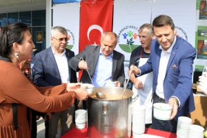 Bursa Osmangazi Kent Konseyi aşure dağıttı