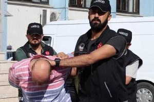 Kubar esrarı satan &ccedil;ete &ccedil;&ouml;kertildi!