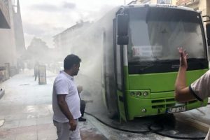 Yolcu otob&uuml;s&uuml;nde korku dolu anlar! Bir anda dumanlar y&uuml;kseldi