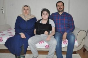 Kas hastası &ccedil;ocuğu havaalanında d&uuml;ş&uuml;rd&uuml;ler!