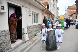 Bursa'da temizlik el&ccedil;ileri sahaya indi