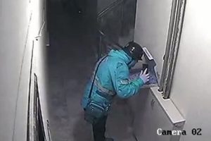 Pizzaya t&uuml;k&uuml;ren kuryeden ilgin&ccedil; savunma!