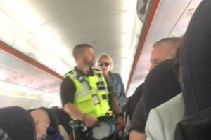 Tuvalette yakalanan kadın yolcu uçaktan atıldı!