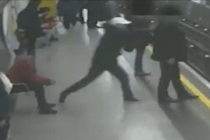 Metroda iki kişiyi raylara atmaya &ccedil;alıştı