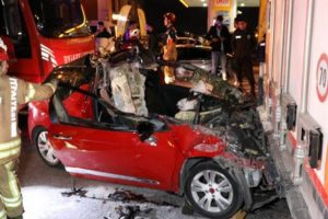 Gece yarısı trafik kazası: 1 &ouml;l&uuml;, 2 yaralı