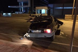 Kamyonetin altında kalan otomobil s&uuml;r&uuml;c&uuml;s&uuml; hayatını kaybetti