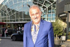 Sıra dışı giyim tarzı ile dikkatleri &uuml;zerinde topladı