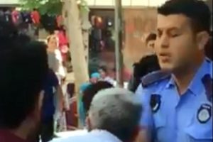 Zabıtaların kaldırımda incir satan vatandaşa m&uuml;dahalesi tepki &ccedil;ekti