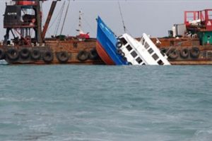 Akdeniz'de iki gemi çarpıştı
