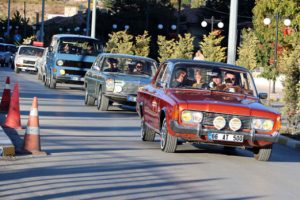Klasik otomobiller g&ouml;r&uuml;c&uuml;ye &ccedil;ıktı