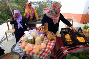 Mahalleliyi &uuml;retime teşvik i&ccedil;in pazar kurdular