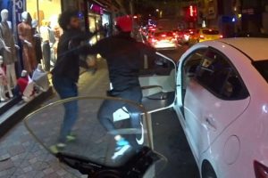 Pes dedirten olay! Seyir halindeki ara&ccedil;ta kavga ettiler