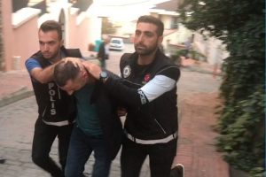 &Uuml;nl&uuml;lere uyuşturucu satan zehir taciri, sevgilisiyle birlikte yakalandı