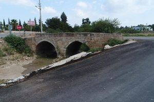 Tarihi k&ouml;pr&uuml;ye hem asfalt hem de beton d&ouml;kt&uuml;ler