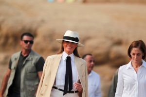 First Lady Melania Trump'ın Mısır'da giydiği kıyafet g&uuml;ndem oldu
