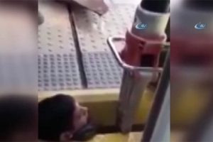 Kafası trenle peron arasındaki boşluğa sıkıştı!