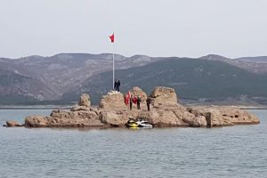 Su seviyesi d&uuml;şt&uuml;, kayalık ortaya &ccedil;ıktı