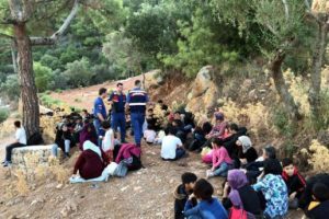Ka&ccedil;aklara jandarma ve Sahil G&uuml;venlik engeli