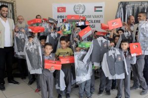 İHH'dan Gazzeli &ouml;ğrencilere kıyafet desteği