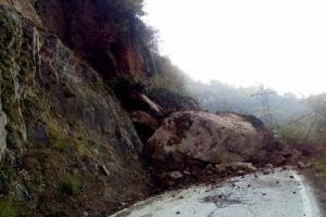 Rize'de heyelan beldenin yolunu kapattı