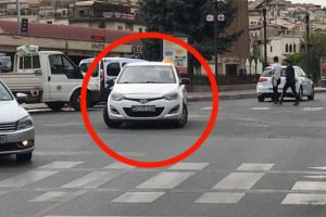 Aracını meyve suyu i&ccedil;mek i&ccedil;in yolun ortasına park etti!