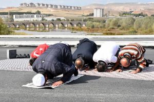 K&ouml;pr&uuml; i&ccedil;in ş&uuml;k&uuml;r namazı kıldılar