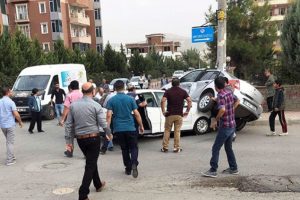 Otomobil diğer otomobilin &uuml;zerine &ccedil;ıktı