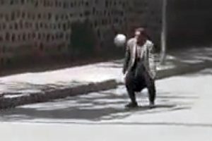 Yaşlı adamın topla g&uuml;l&uuml;mseten imtihanı