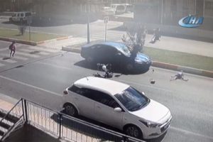 Otomobil yayalara &ccedil;arptı: 3 yaralı