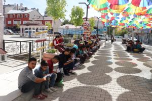 200 &ouml;ğrenci Sanat Sokağı'nda kitap okudu