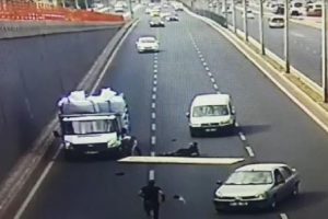 Reklam tabelasıyla birlikte kamyonetten d&uuml;şerek yaralandı