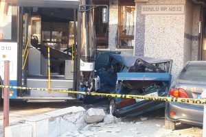 Freni patlayan belediye otob&uuml;s&uuml; ara&ccedil;ların arasına daldı