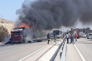 Seyir halindeki TIR alev alev yandı