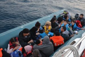 23'&uuml; &ccedil;ocuk 43 ka&ccedil;ak g&ouml;&ccedil;men yakalandı