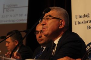 Bursa Uludağ &Uuml;niversitesi'nde konuşan Prof. Arı: "ABD Esad'ın gitmesinden &ccedil;ok kalmasından yana"