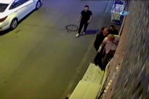 Anne oğul uyardıkları kişi tarafından darp edildi
