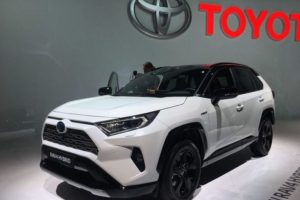 Toyota RAV4 Paris Otomobil Fuarı'nda boy gösterdi