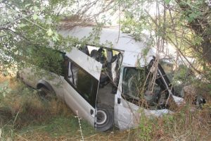 Ka&ccedil;ak g&ouml;&ccedil;menleri taşıyan minib&uuml;s kaza yaptı: 30 yaralı