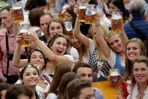 Milyonlarca litre bira t&uuml;ketildi
