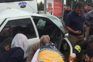 Bursa'da kırmızı ışık ihlali sonucu kamyon otomobili bi&ccedil;ti