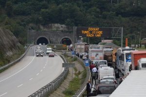T&uuml;nelde damperi a&ccedil;ılan kamyon, trafiği 2 saat kilitledi