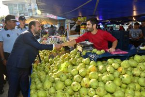 Bursa Yıldırım Belediye Başkanı Edebali, pazarda denetim yaptı