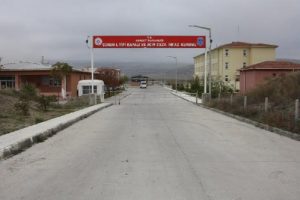 Sargı beziyle kendini astı!