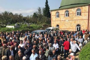 Cenaze namazında cemaat hoparl&ouml;rden &ouml;len kişinin sesini duyunca şoke oldu
