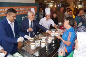 Bursa Nil&uuml;fer'de 30 bin kişiye aşure ikramı