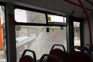 Kavgada atılan kavanoz, belediye otobüsünün camını kırdı